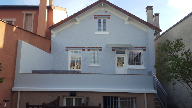 Façade rénovée d'une maison, mettant en valeur Beltoise Façades.
