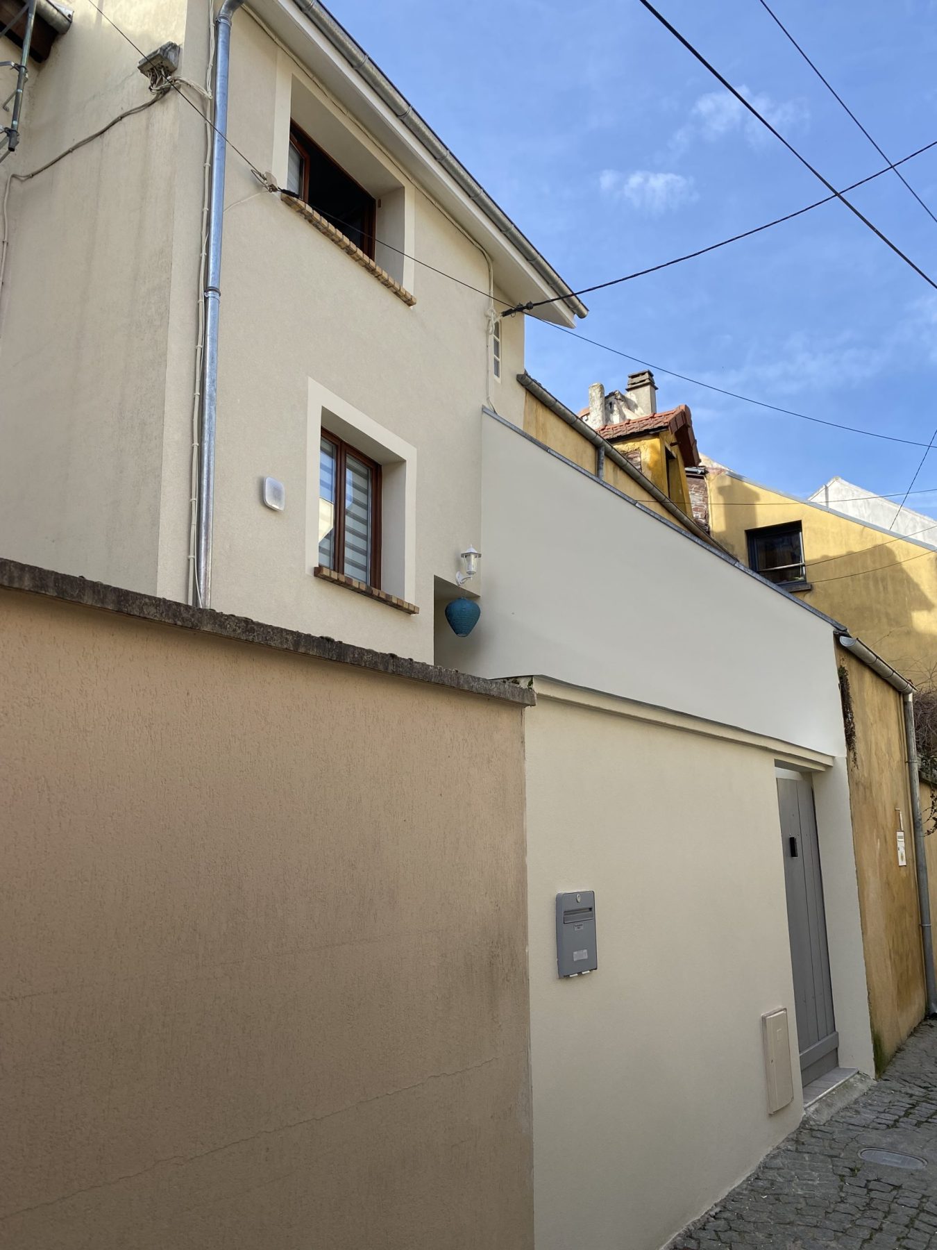 Façade rénovée avec détails modernes, projet Beltoise Façades.