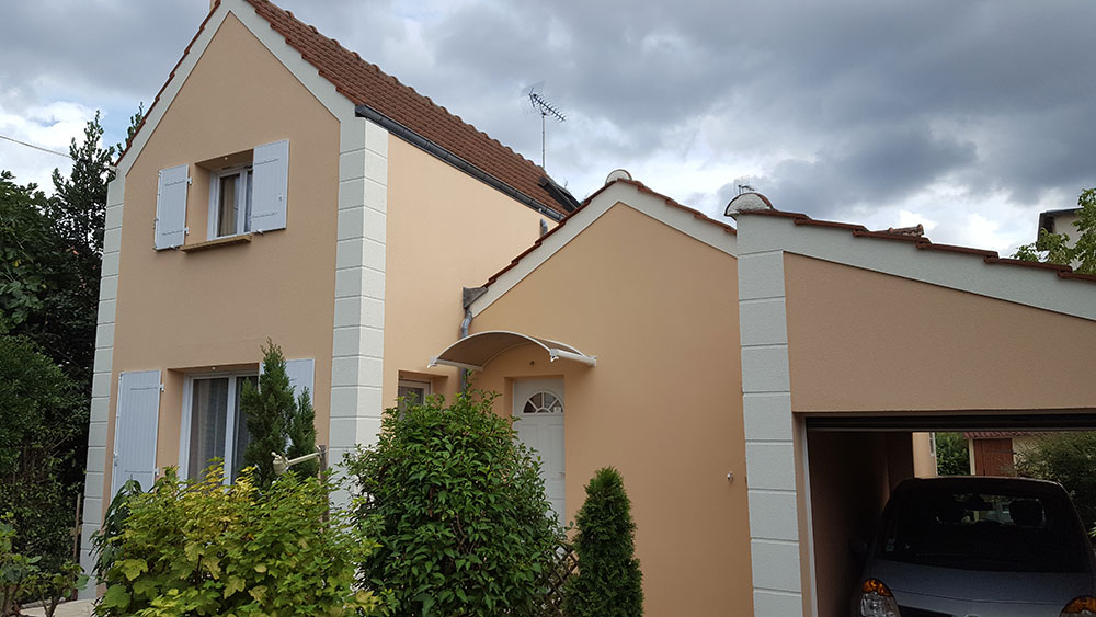 Maison avec façade beige et volets blancs, travaux Beltoise Façades.