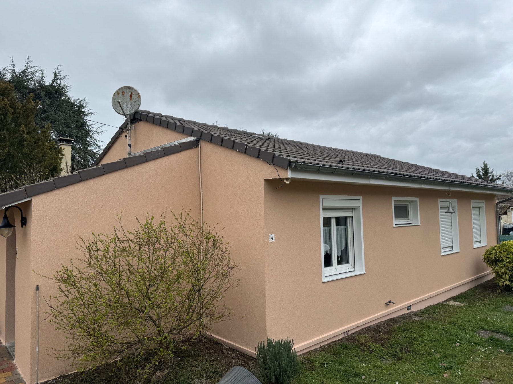 Maison aux façades crépis dans des tons beige, Beltoise Façades.