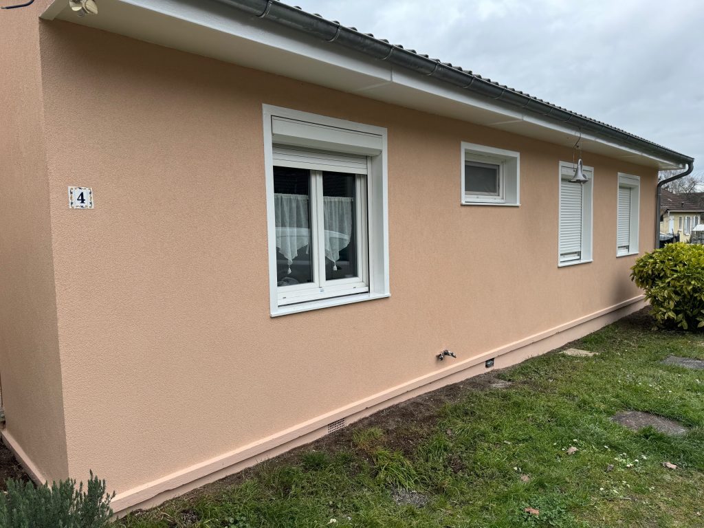 Façade rénovée d'une maison par Beltoise Façades, couleur beige.