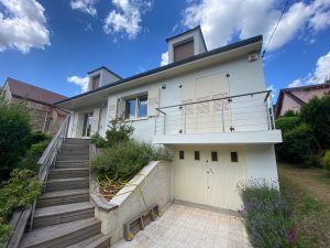 Vue de la façade rénovée d'une maison Beltoise Façades avec escaliers.