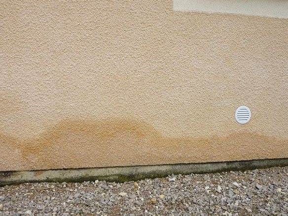 Mur de façade avec traces d'humidité, Beltoise Façades.