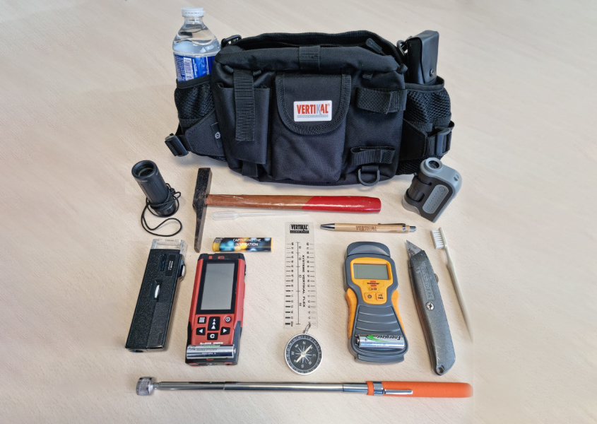 Outils variés et sac à outils de travail pour Beltoise Façades.