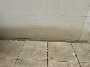Maison avant l'opération de traitement cointre les remontées d'humidité à Trappes, état d’origine - Beltoise Façades