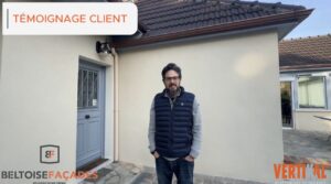Un client satisfait devant une maison rénovée par Beltoise Façades