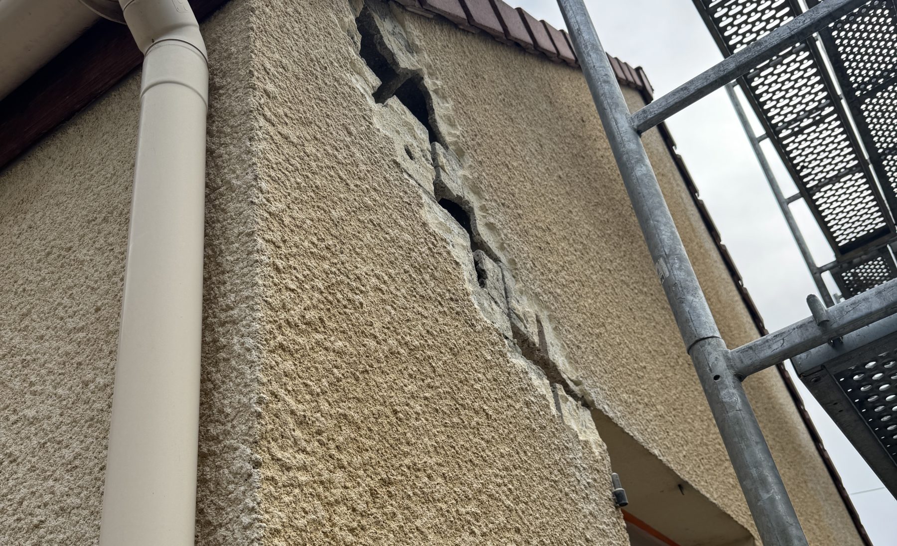 Réparation des fissures à Saint-Nom-la- Bretèche, état d’origine - Beltoise Façades