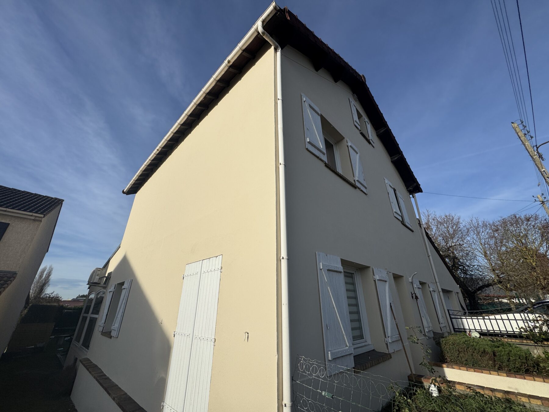 Maison après mise en peinture des façades à Orgeval : état final de la façade - Beltoise Façades