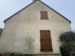 Maison avant l'opération de nettoyage de façade à Montfort l'Amaury, état d’origine - Beltoise Façades