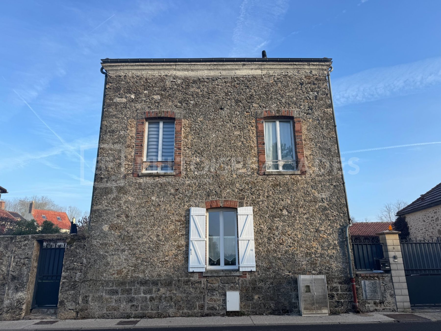 Mur en pierre avec fenêtres, par Beltoise Façades.