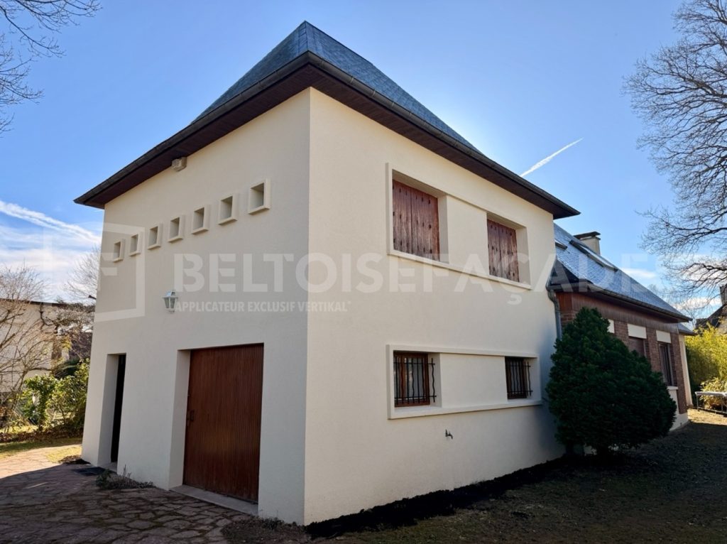Maison rénovée avec façades réalisées par Beltoise Façades.