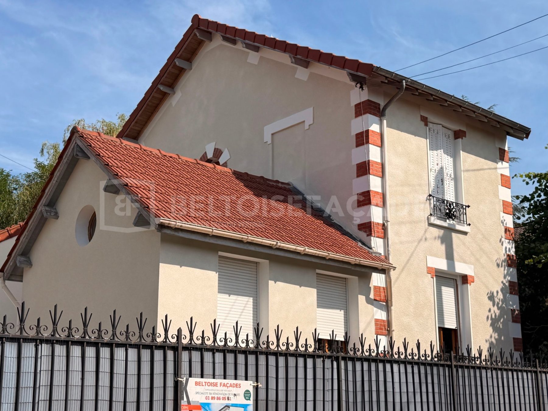 Maison rénovée avec façade par Beltoise Façades, modénatures, sous bassement en pierres meulières