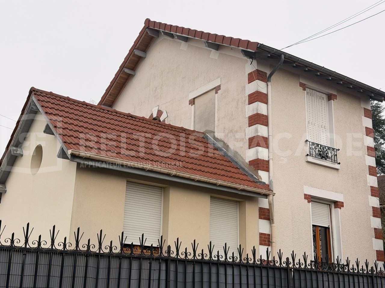 Maison avec façade rénovée par Beltoise Façades, toit en tuiles rouges.