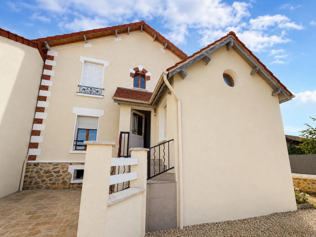 Maison rénovée avec façade beige, Beltoise Façades.
