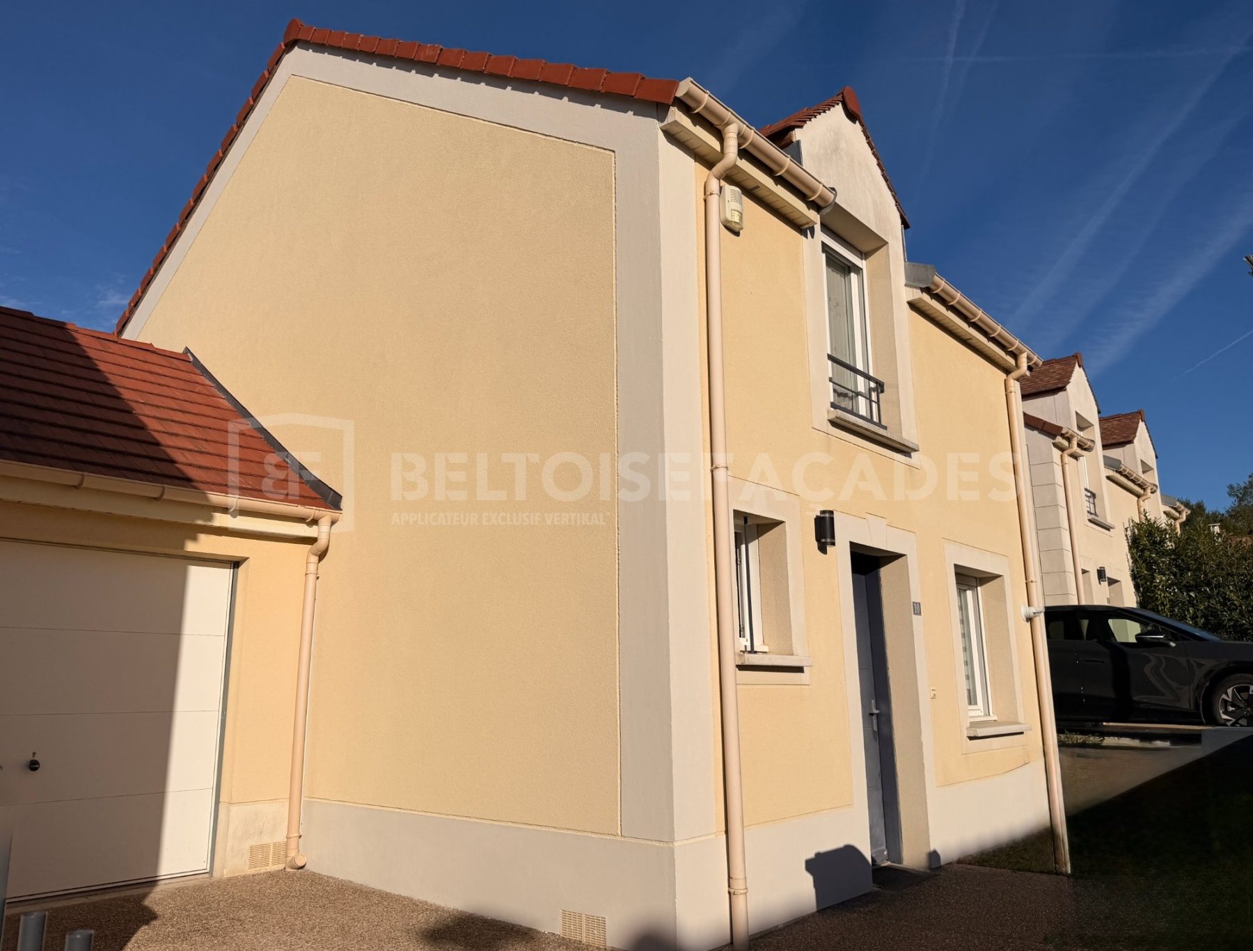 Maison individuelle à façade beige rénovée à Villiers-Saint-Frédéric 78640