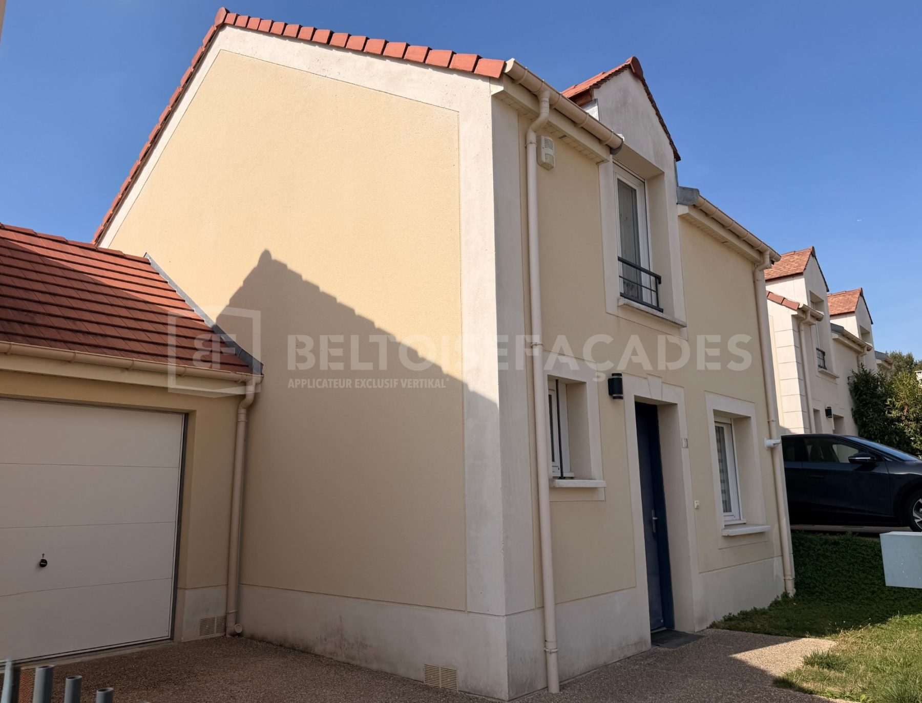 Façade de maison individuelle en teinte crème avant travaux à Villiers-Saint-Frédéric 78640