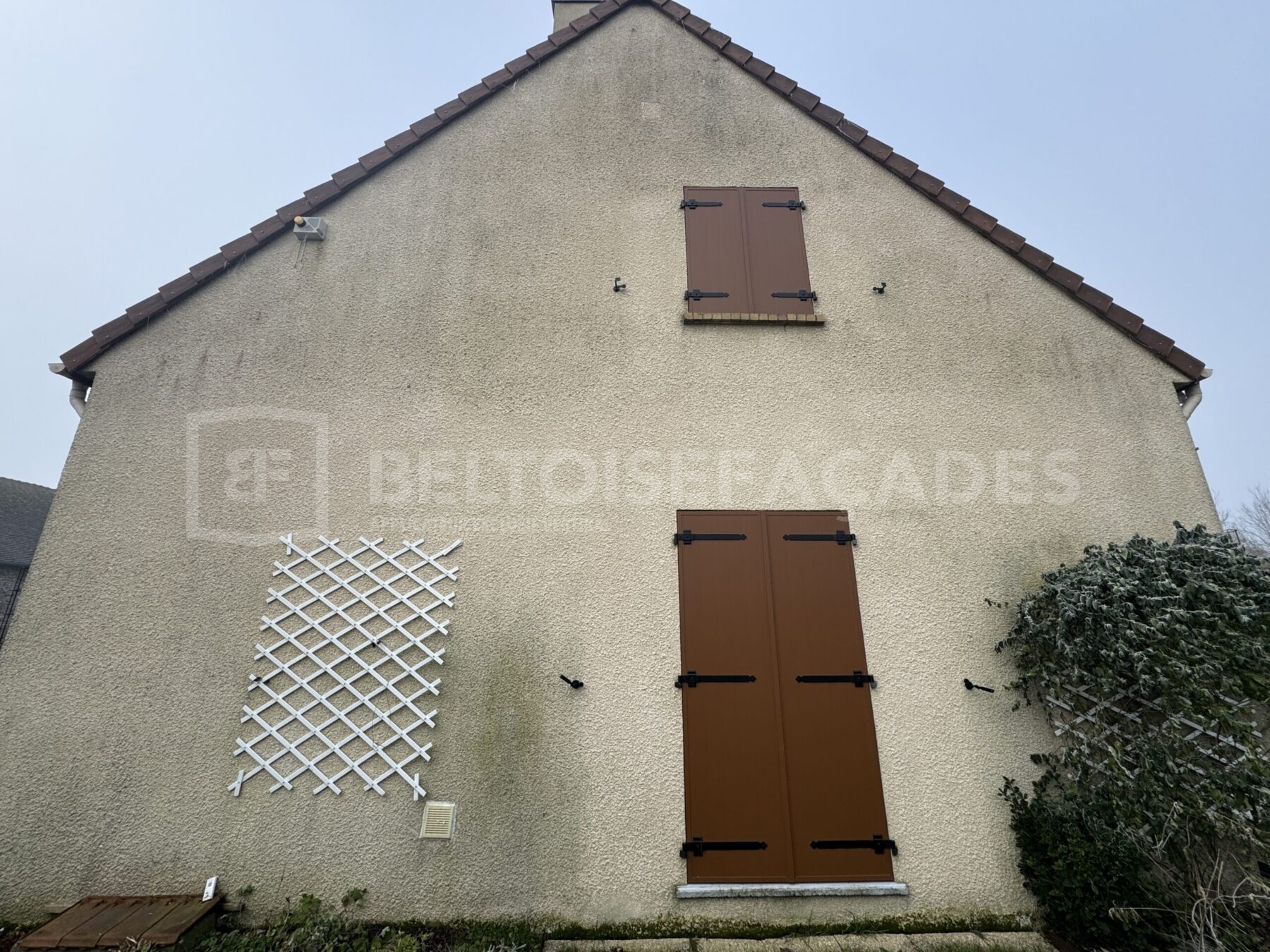 Maison avant l'opération de nettoyage de façade à Montfort l'Amaury, état d’origine - Beltoise Façades