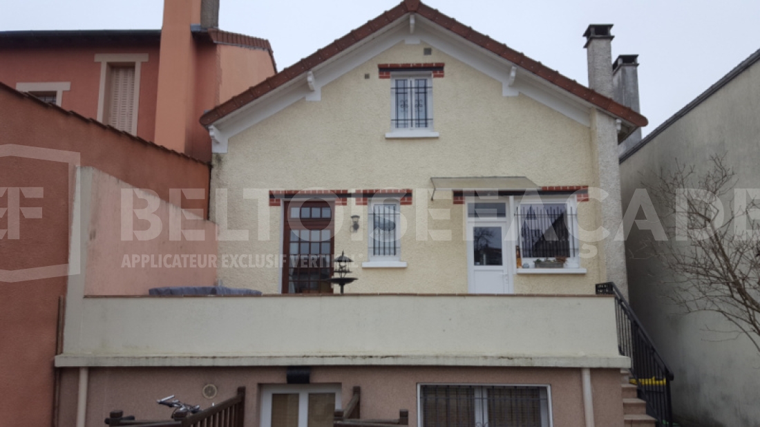 Maison avec façades beige et rouge, signée Beltoise Façades.