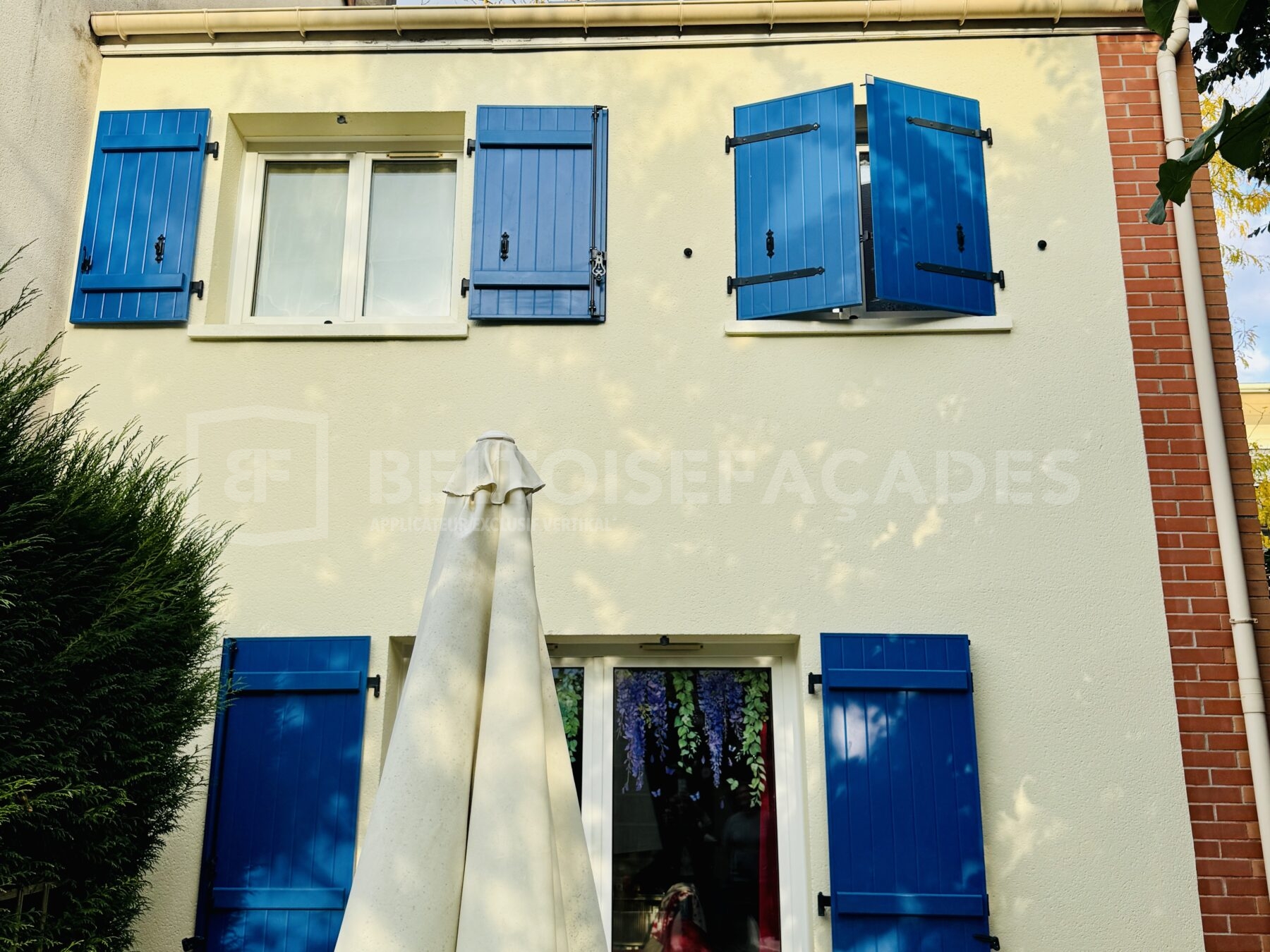Fenêtres bleues façade maison Beltoise Façades