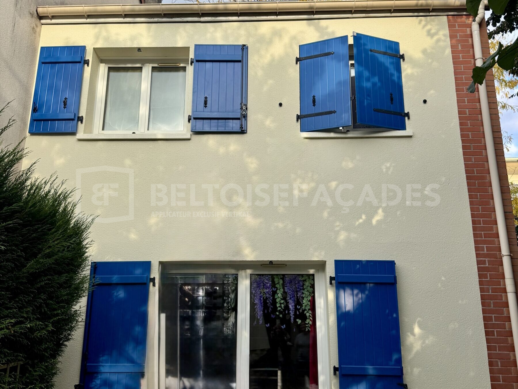 Fenêtres avec volets bleus Beltoise Façades