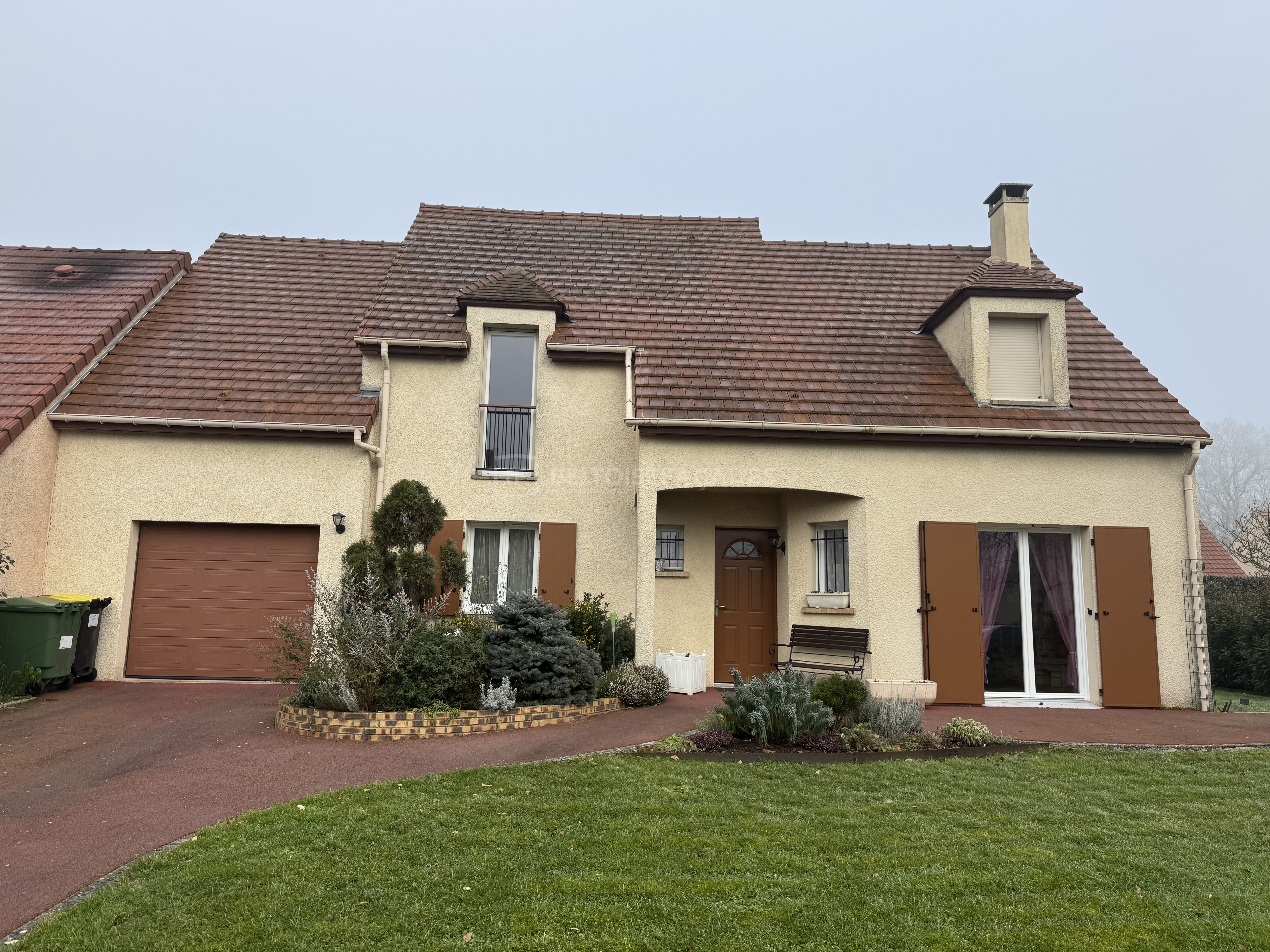 Façade avant intervention des façadiers - Beltoise Façades à Plaisir, état d’origine