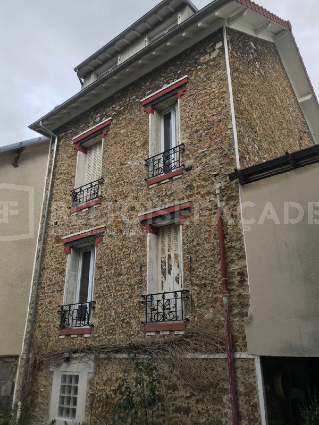 Façade avant intervention des façadiers Beltoise Façades à Montfort l'Amaury, état d’origine