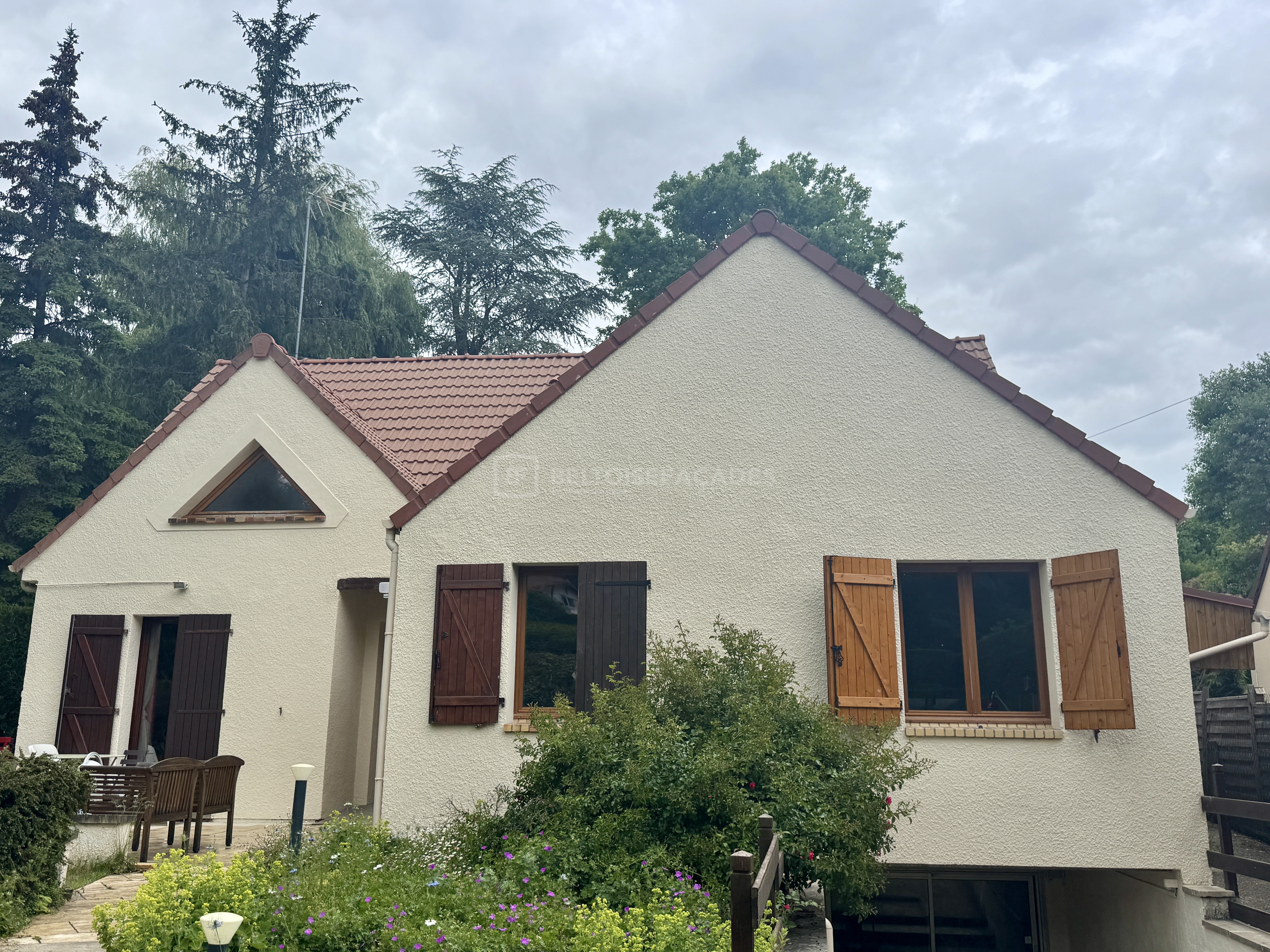 Façade avant mise en peinture à Montfort l'Amaury, état d’origine - Beltoise Façades