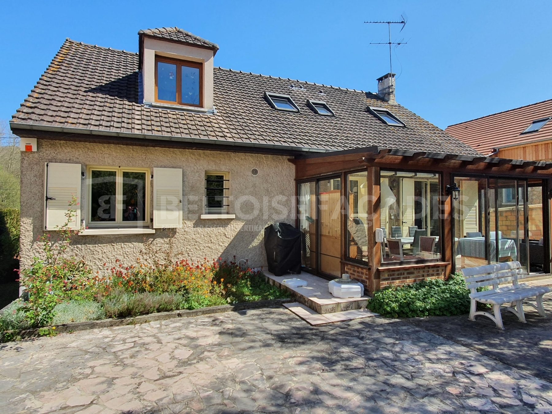 Façade avant mise en peinture à Saint-Nom-la- Bretèche, état d’origine - Beltoise Façades