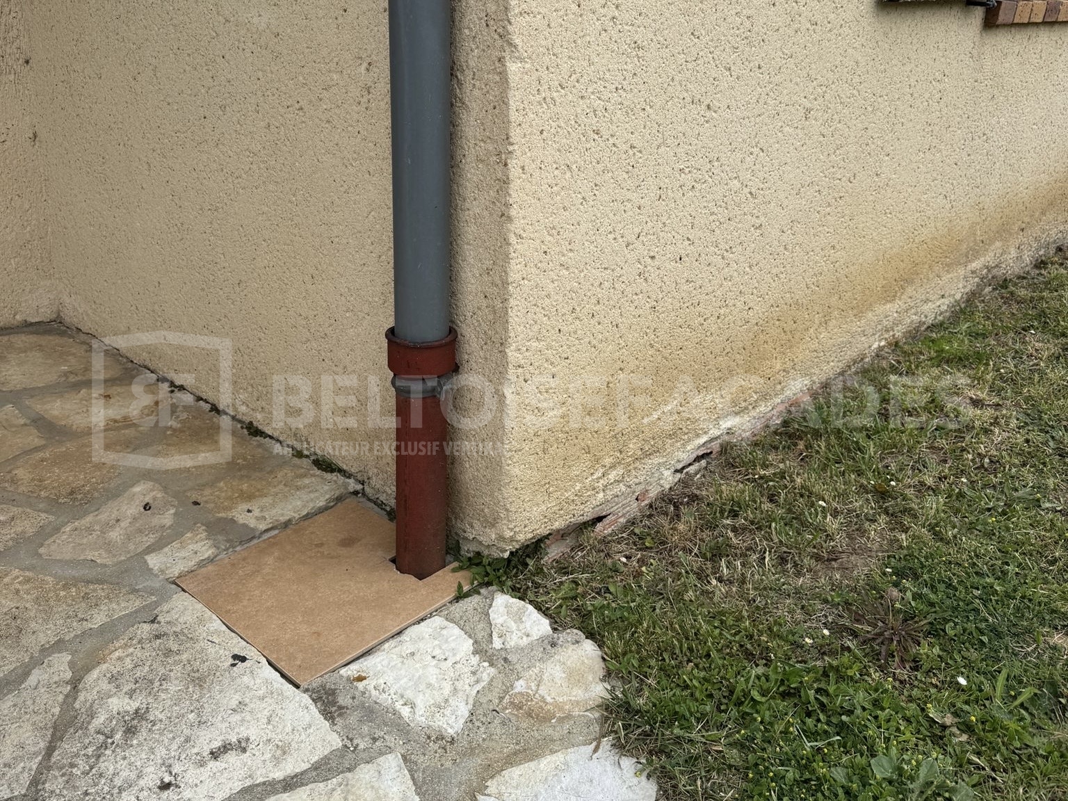 Maison avant l'opération de traitement cointre les remontées d'humidité à Plaisir, état d’origine - Beltoise Façades