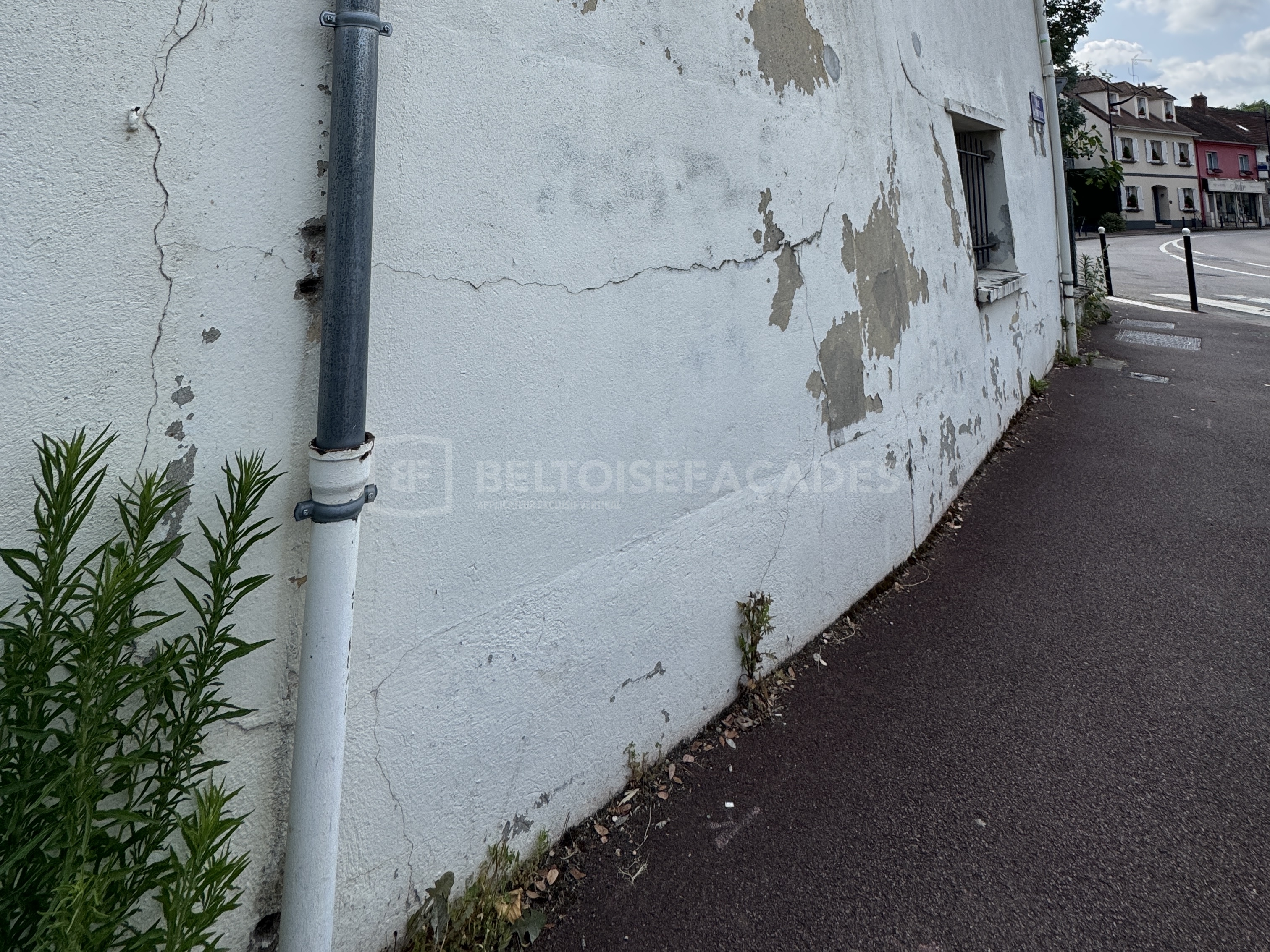 Maison avant l'opération de traitement cointre les remontées d'humidité à Verneuil-sur-Seine, état d’origine - Beltoise Façades
