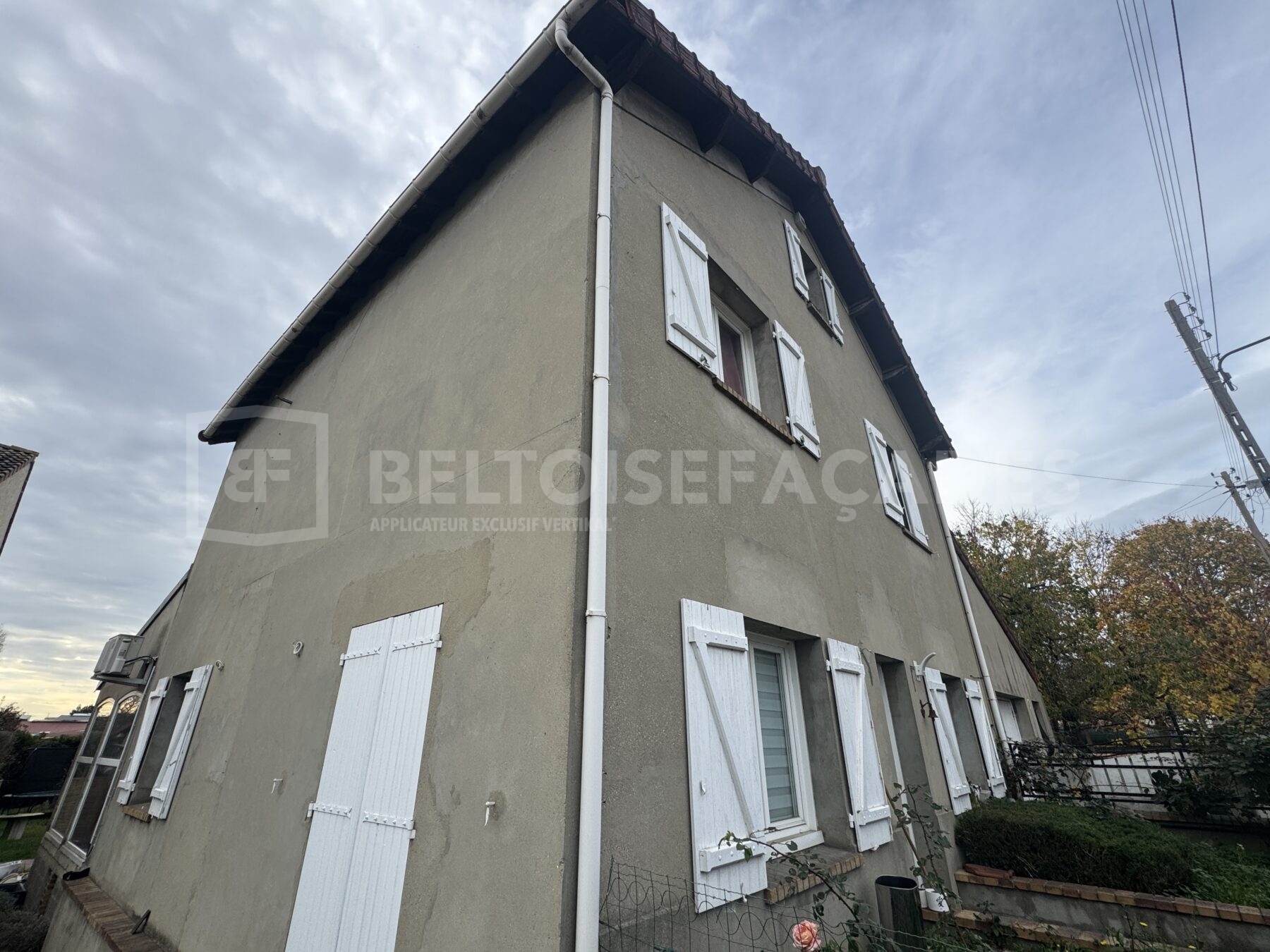 Maison avant l'opération de traitement cointre les remontées d'humidité à Orgeval, état d’origine - Beltoise Façades