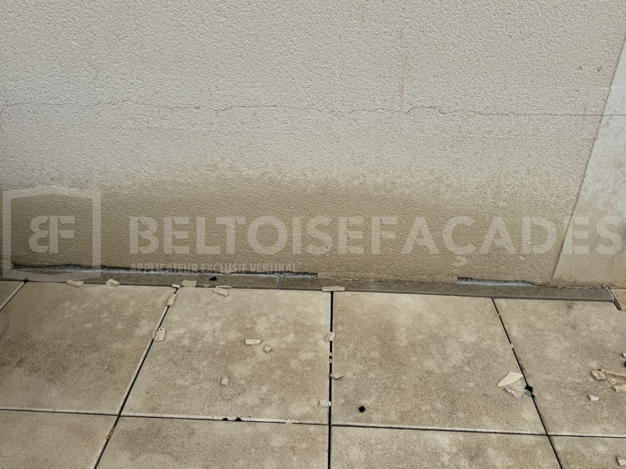 Maison avant l'opération de traitement cointre les remontées d'humidité à Trappes, état d’origine - Beltoise Façades