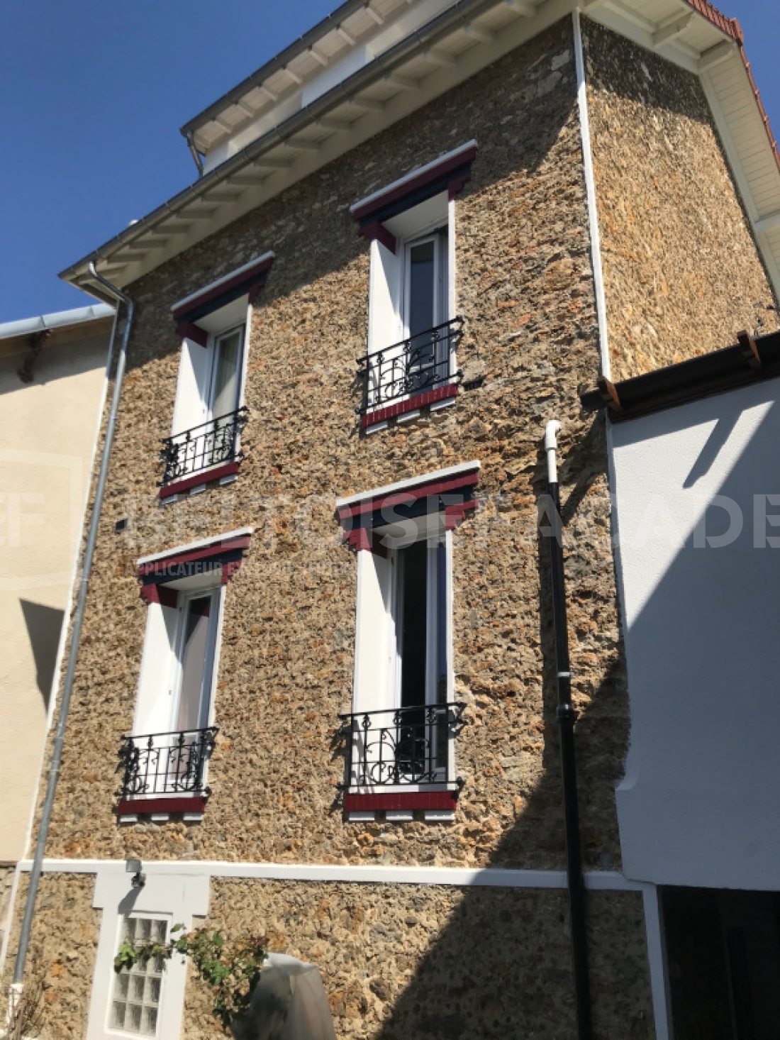 Maison après nettoyage des façades à Montfort l'Amaury - Ravalement effectué - Beltoise Façades