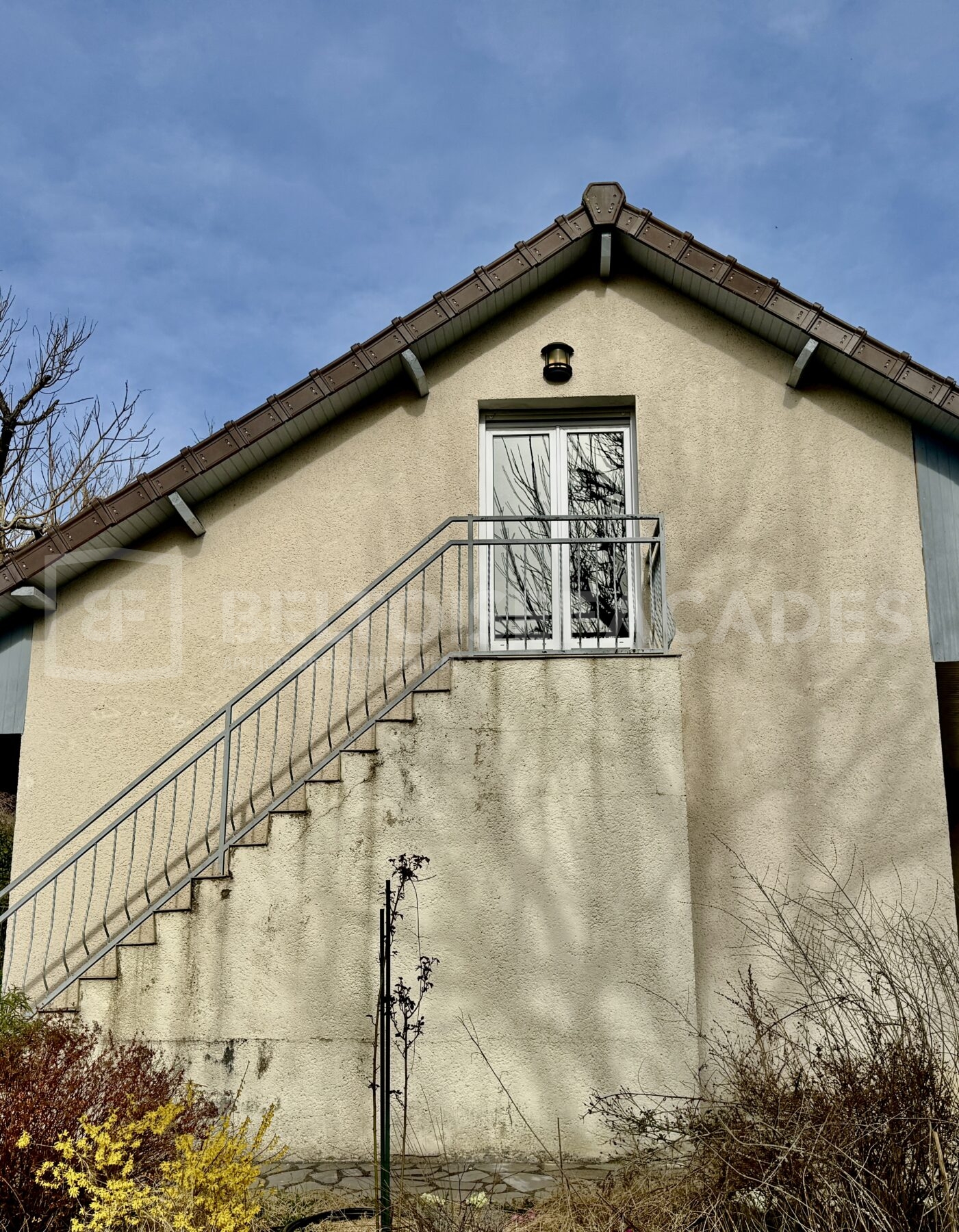 Maison avant l'opération de nettoyage de façade à Verneuil-sur-Seine, état d’origine - Beltoise Façades